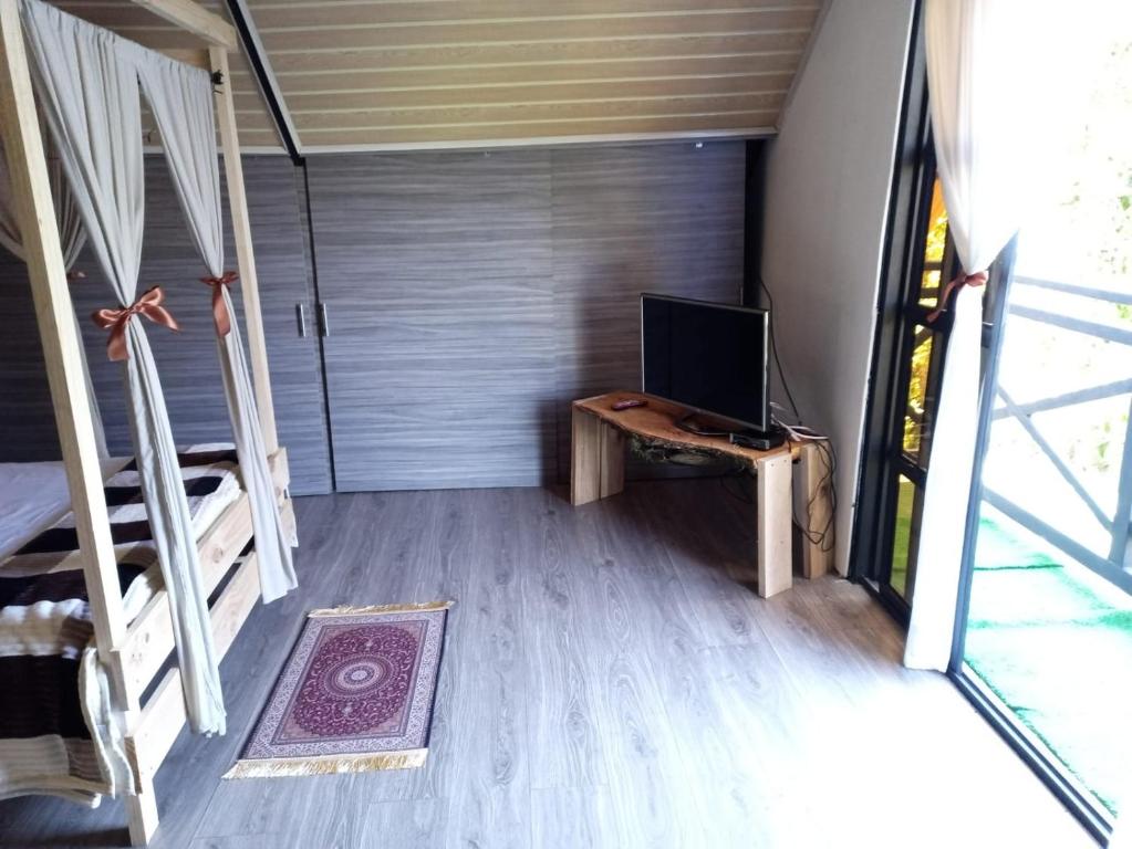 una camera con un letto e un computer portatile su un tavolo di Chalet Lupe-Eje cafetero a Palestina