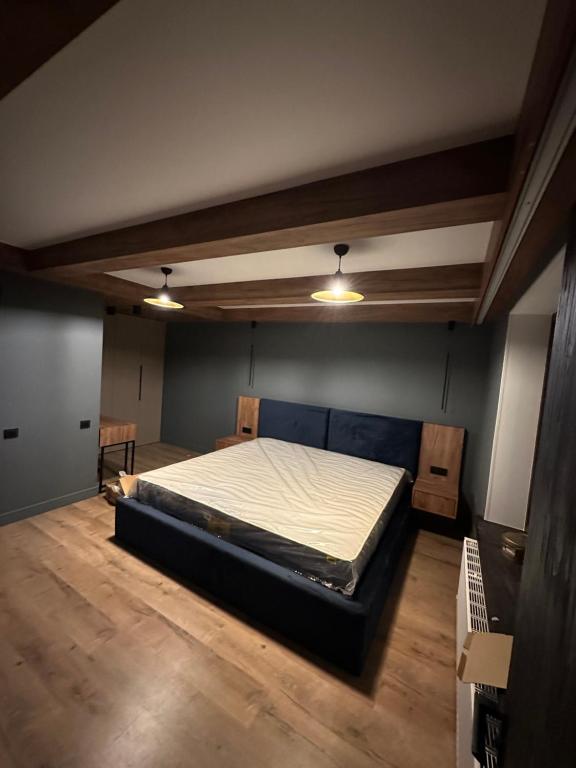 una camera con un letto al centro della stanza di Romantic a Stepanavan