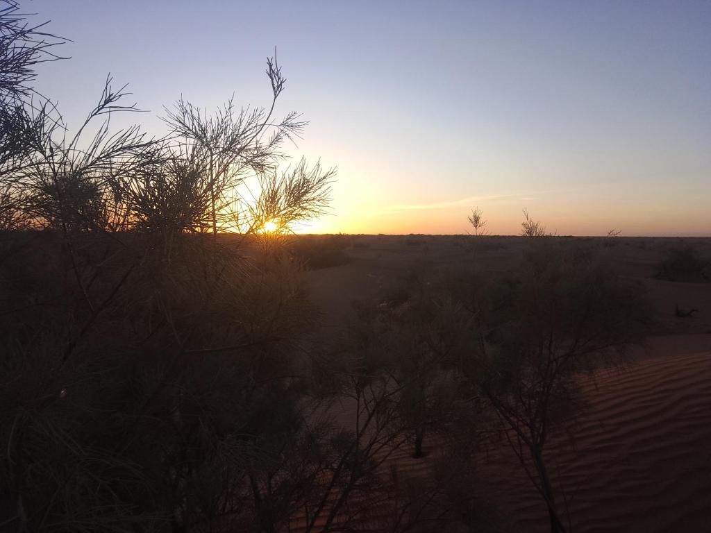 Alba o tramonto visti dall'interno del villaggio turistico o dai dintorni