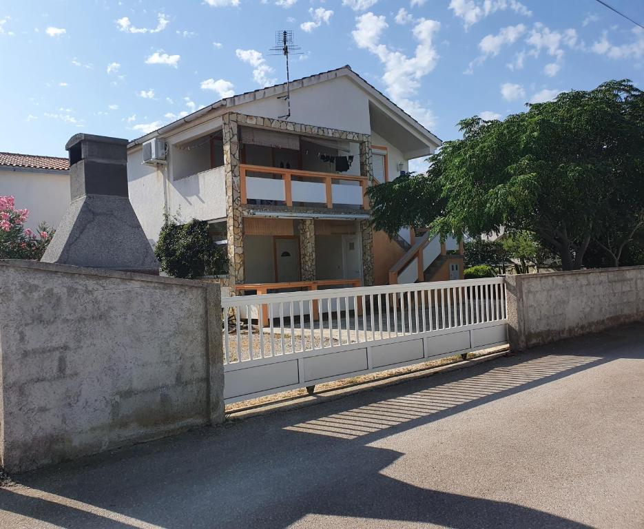 Budova, v ktorej sa apartmán nachádza