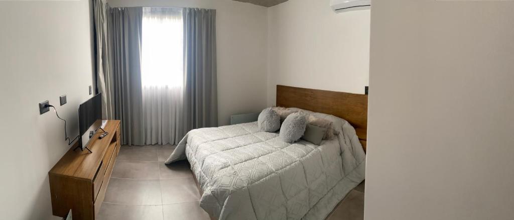 Un dormitorio con una cama grande y una ventana en La Cañada en Open Door