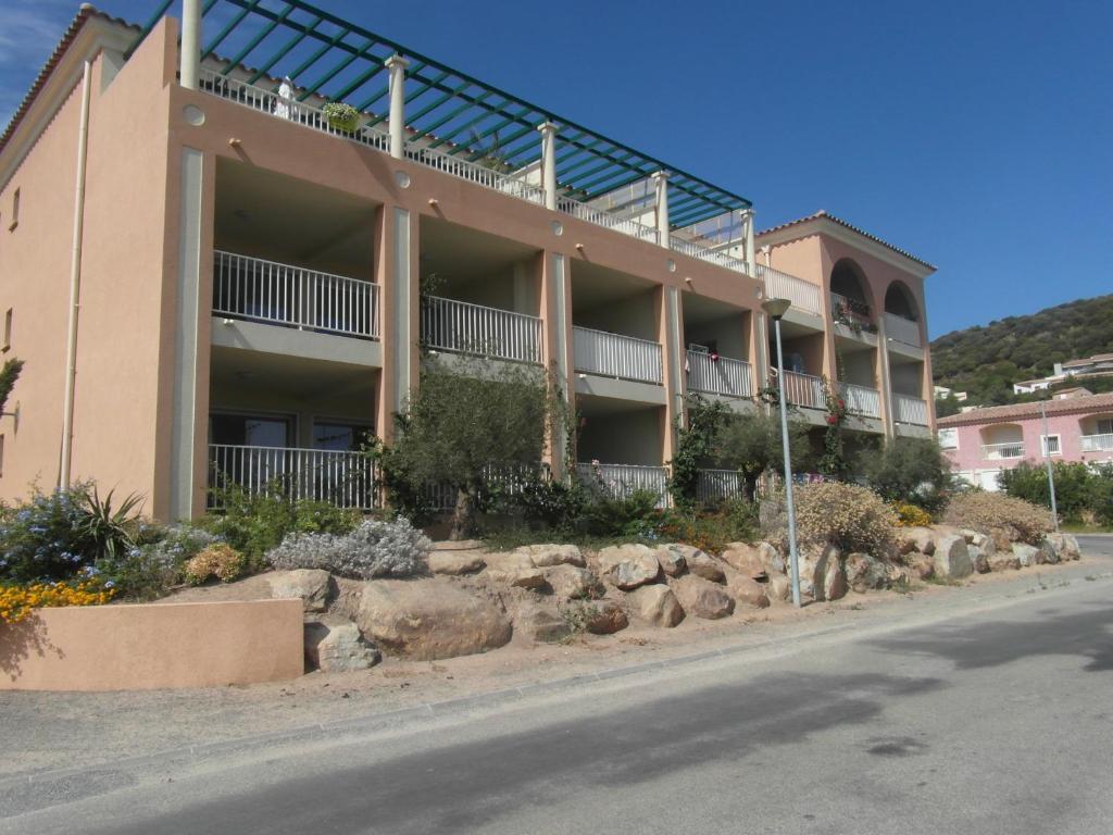 un bâtiment au bord d'une rue dans l'établissement Résidence les Eucalyptus, à LʼÎle-Rousse