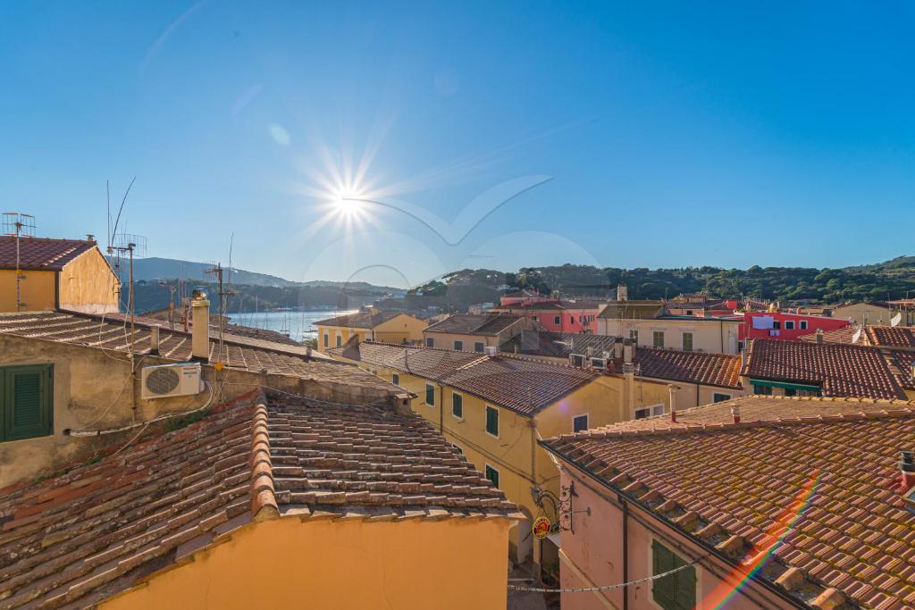 Blick auf eine Stadt mit Dächern und einen Fluss in der Unterkunft Il Comandante - Goelba in Porto Azzurro