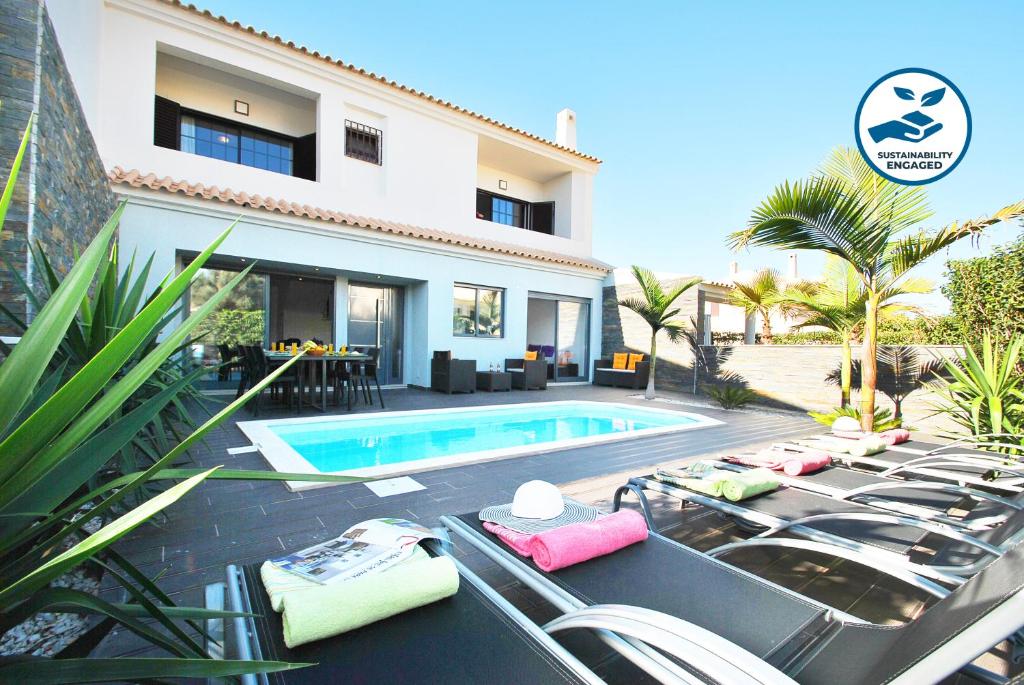 Πισίνα στο ή κοντά στο Villa Waikiki by Algarve Vacation