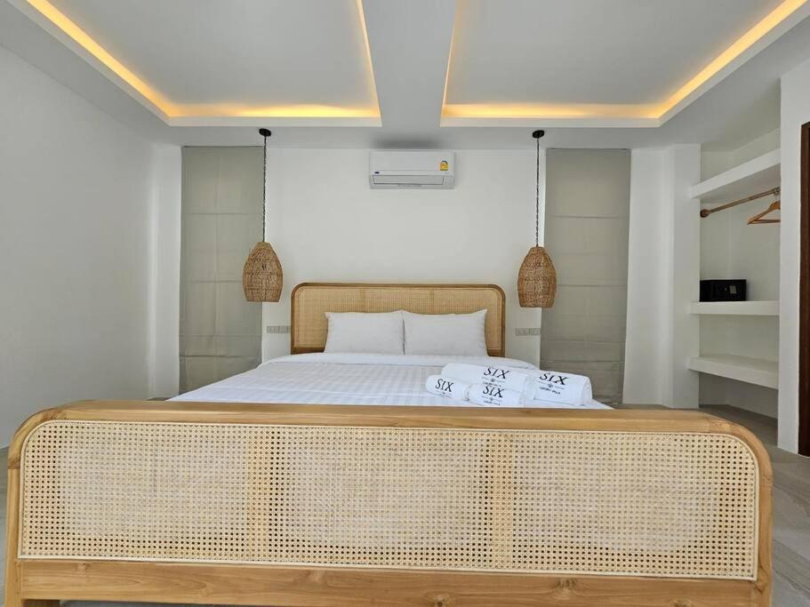een bed met twee kussens in een kamer bij SIX Luxury Villa in Ko Pha Ngan