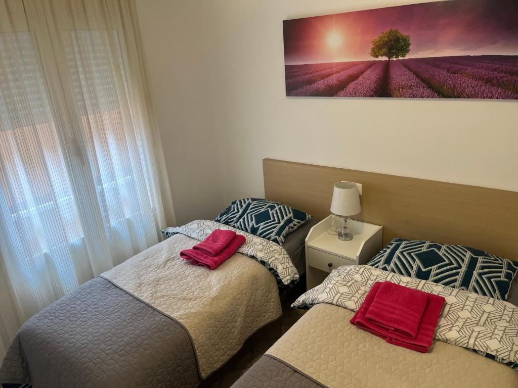 um quarto com duas camas e uma foto na parede em El Rincon Getaway Sea & Golf em Playa Flamenca