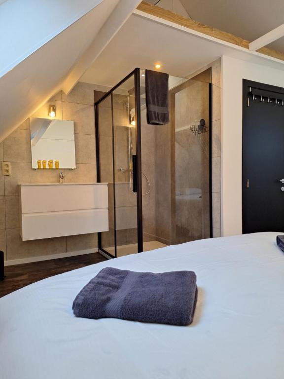 - une chambre avec un grand lit et une douche dans l'établissement Huis ALNA 4, à Malines