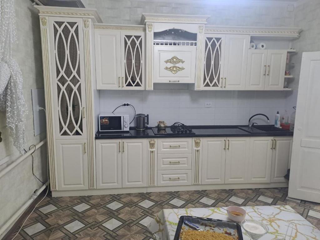 Kuchyň nebo kuchyňský kout v ubytování GuestHouse "ERKIN"