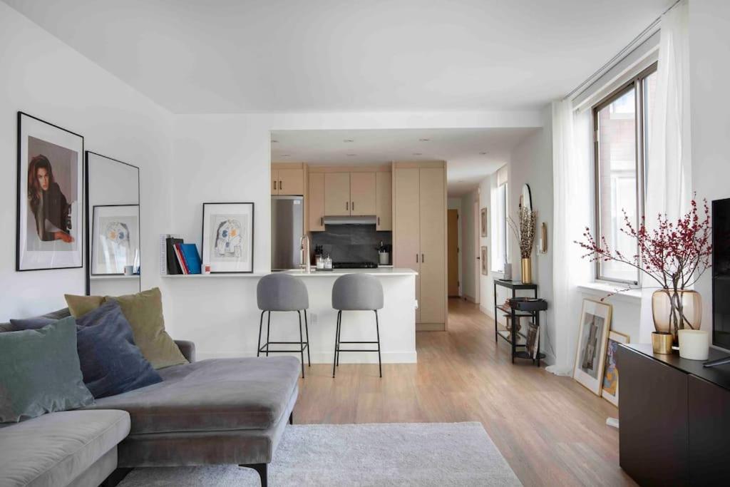 een woonkamer met een bank en een keuken bij Brooklyn bridge view residence in New York