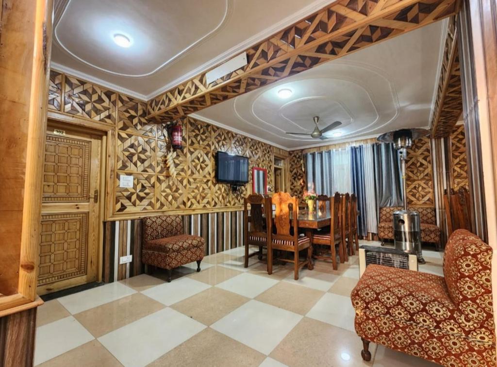 uma sala de estar com uma mesa e uma sala de jantar em Behtereen resort em Srinagar