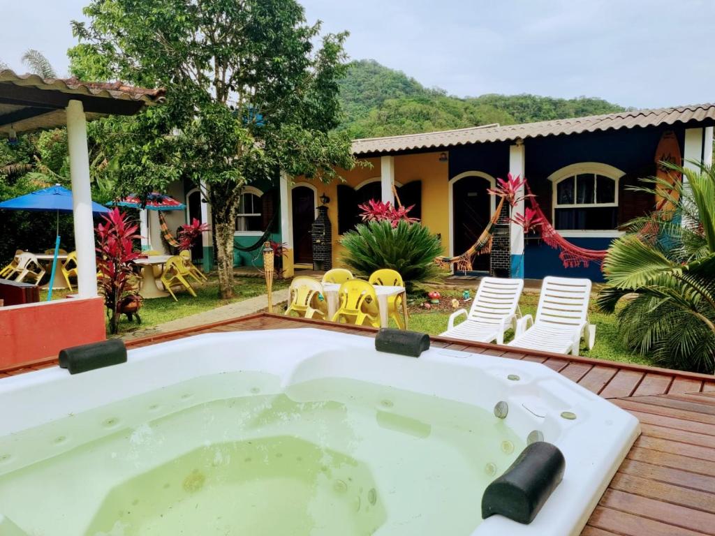 a jacuzzi tub in the yard of a house at Pousada_tres_amores in Itariri