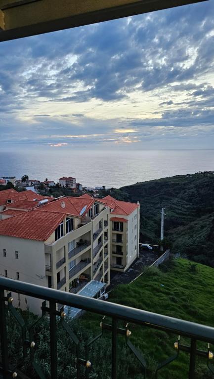 desde el balcón de un edificio y el océano en Sunset Star with Sea View, en Calheta