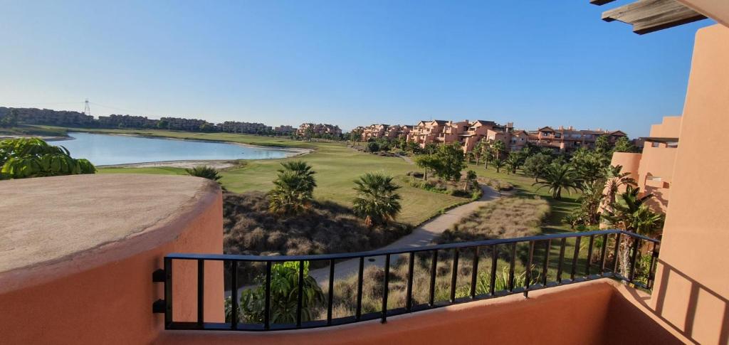 einen Balkon mit Blick auf einen Golfplatz in der Unterkunft Luxurious modern holiday flat on Mar Menor Golf Resort in Torre-Pacheco