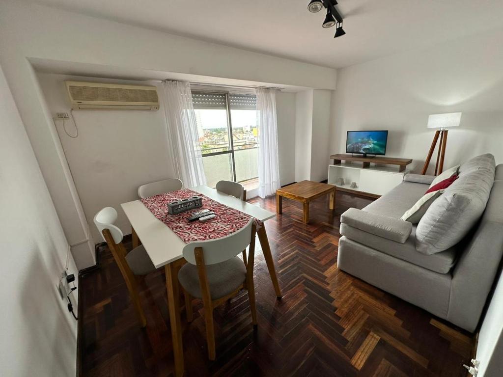 un salon avec un canapé et une table dans l'établissement Departamento Pancho Ramirez, à Concordia
