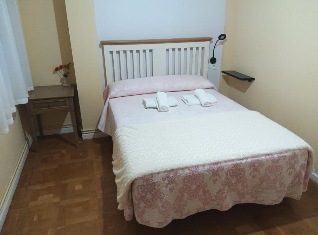 sypialnia z łóżkiem z 2 poduszkami w obiekcie Casa Cubillas w mieście Teruel