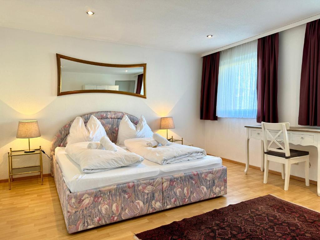 Postel nebo postele na pokoji v ubytování Ferienhaus 80er Liebe mit Whirlpool