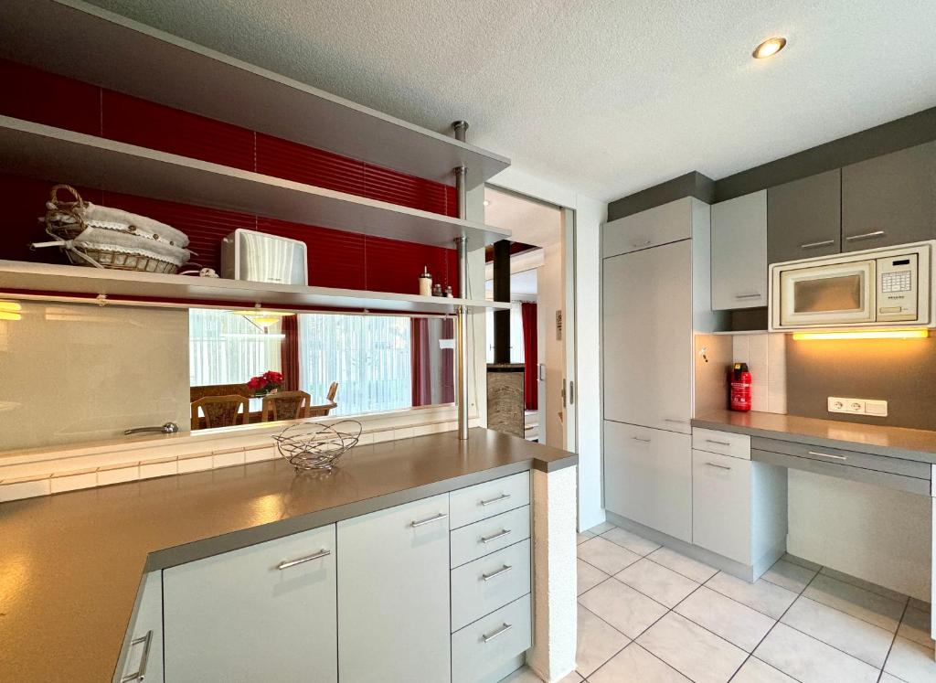 Kuchyň nebo kuchyňský kout v ubytování Ferienhaus 80er Liebe mit Whirlpool