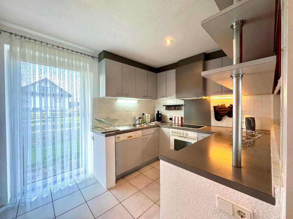 Kuchyň nebo kuchyňský kout v ubytování Ferienhaus 80er Liebe mit Whirlpool