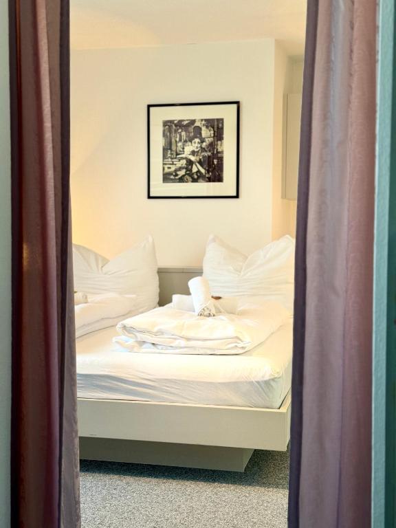 Postel nebo postele na pokoji v ubytování Ferienhaus 80er Liebe mit Whirlpool
