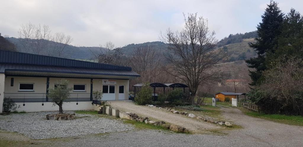 une maison avec une allée en gravier en face de celle-ci dans l'établissement Tikazéla - Escale Tournon-Sur-Rhône, à Tournon-sur-Rhône