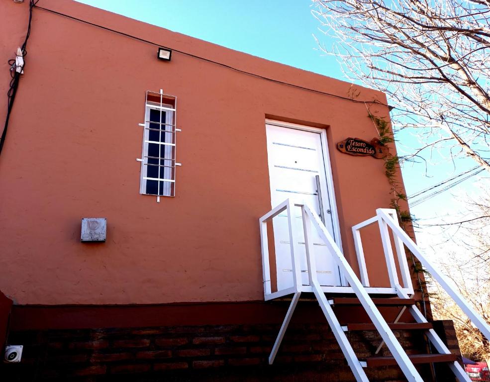 聖羅莎的住宿－Tesoro Escondido，一座有白色门和楼梯的建筑