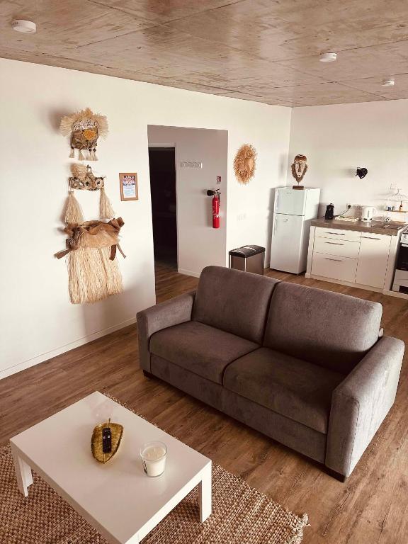 Posezení v ubytování Pension Irivai appartement "Uparu" 1 chambre bord de mer