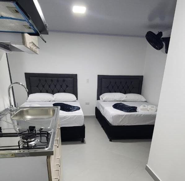 Postel nebo postele na pokoji v ubytování Aparta Hotel la 80 Estadio