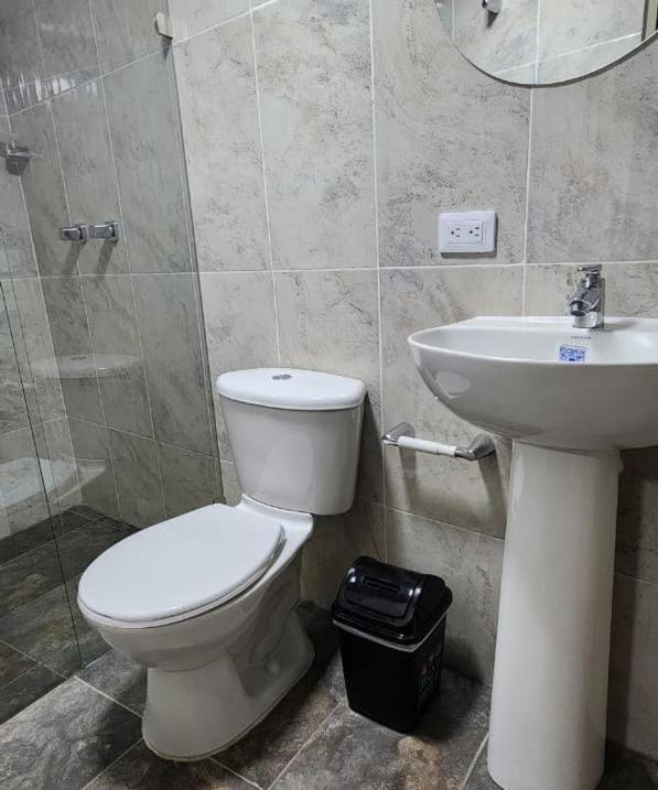 Koupelna v ubytování Aparta Hotel la 80 Estadio