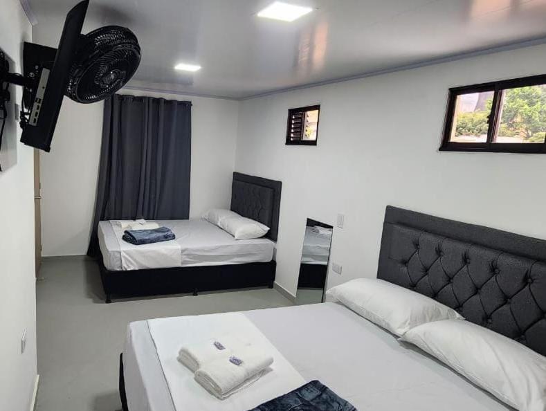 Postel nebo postele na pokoji v ubytování Aparta Hotel la 80 Estadio
