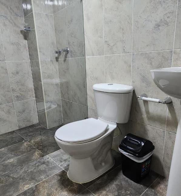 Koupelna v ubytování Aparta Hotel la 80 Estadio