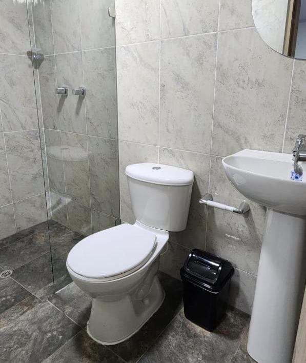 Koupelna v ubytování Aparta Hotel la 80 Estadio