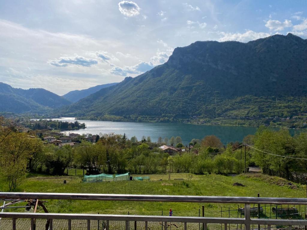 Casa Carla, bis 4 Personen, Garten, Balkon mit Blick auf den See und die Berge - Apartamento De Dos Dormitorios