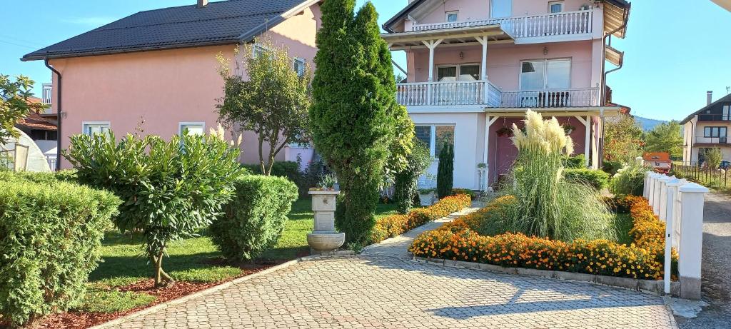 una casa con un jardín delante de ella en Holiday Home Peaceful Retreat, en Visoko