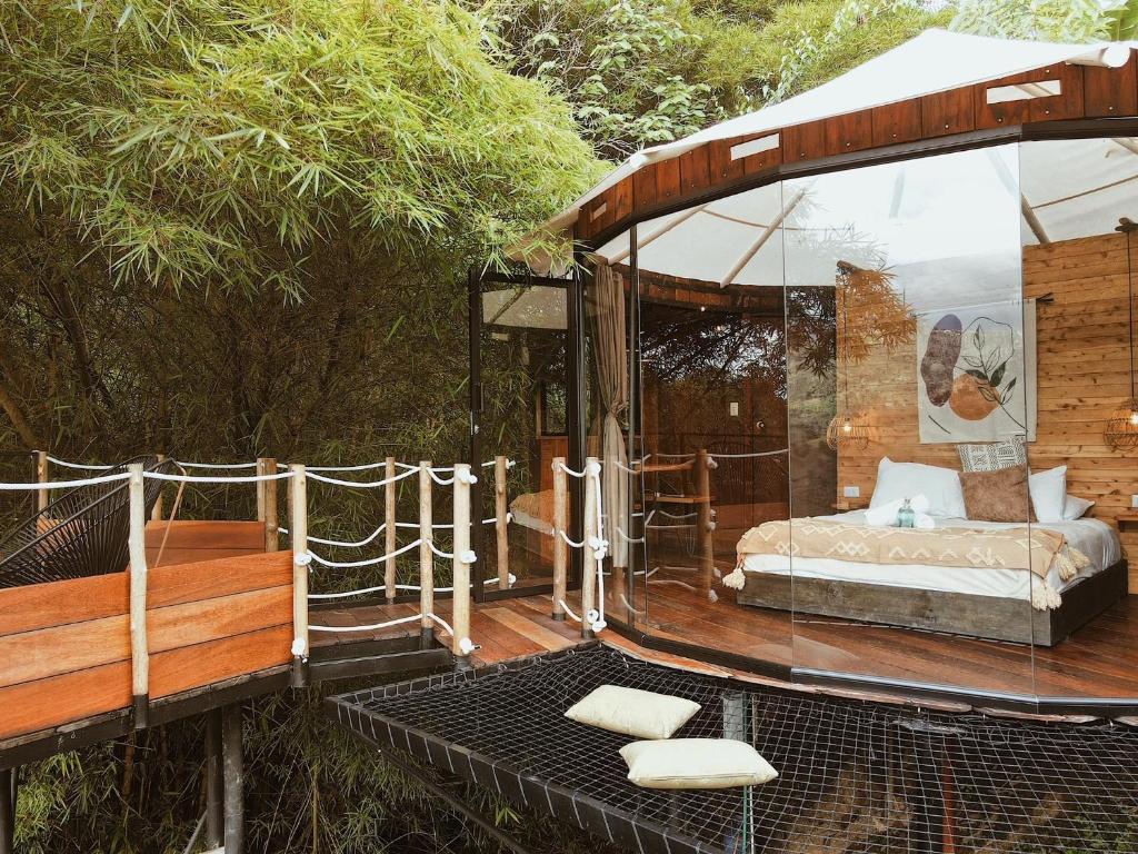 Aed väljaspool majutusasutust Paneo Glamping