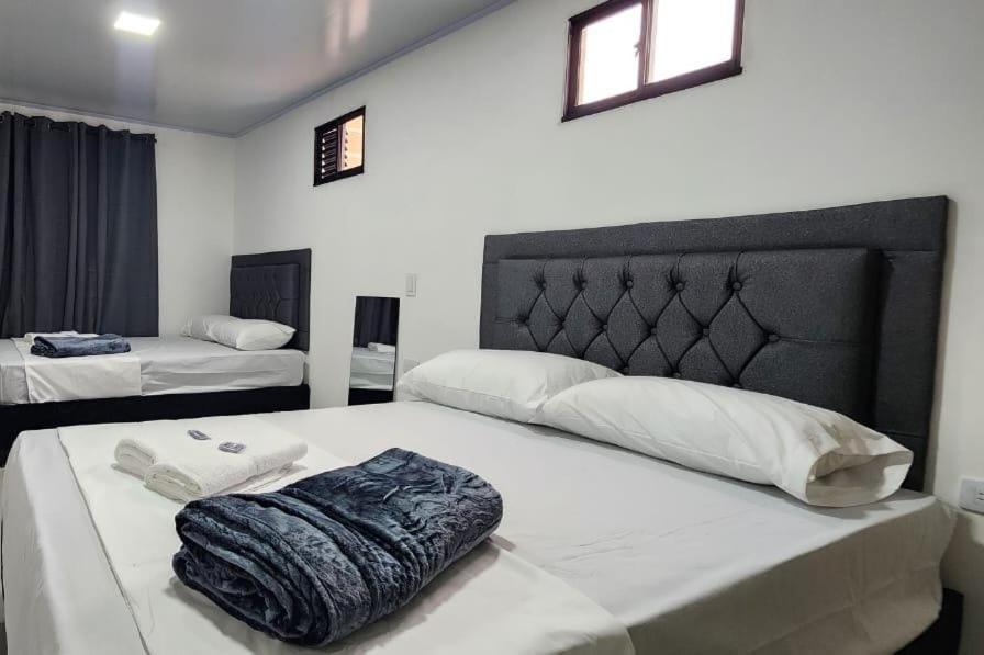 Postel nebo postele na pokoji v ubytování Aparta Hotel la 80 Estadio