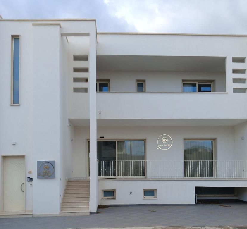 een extern uitzicht op een wit gebouw bij mya luxury rooms and wellness in Melendugno