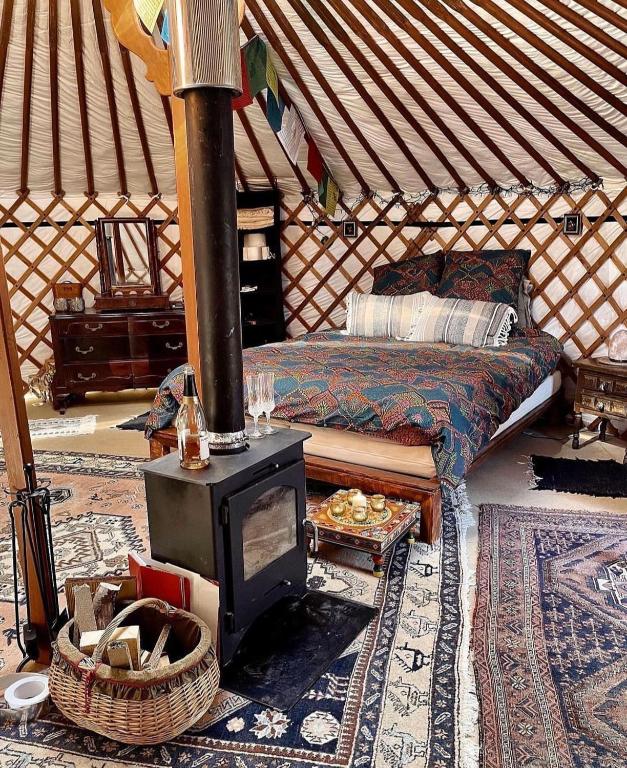 Postel nebo postele na pokoji v ubytování Yurt in La Nucia met zwembad