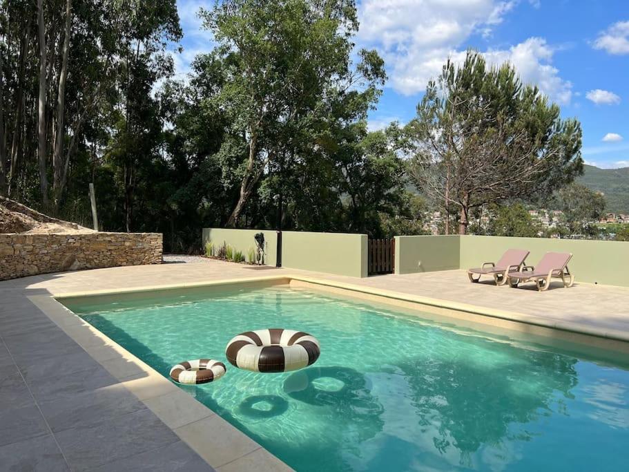 Bazén v ubytování A casa da Lomba nebo v jeho okolí