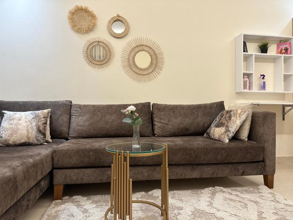 sala de estar con sofá y mesa en Central Park House - 70m², en Mohammedia