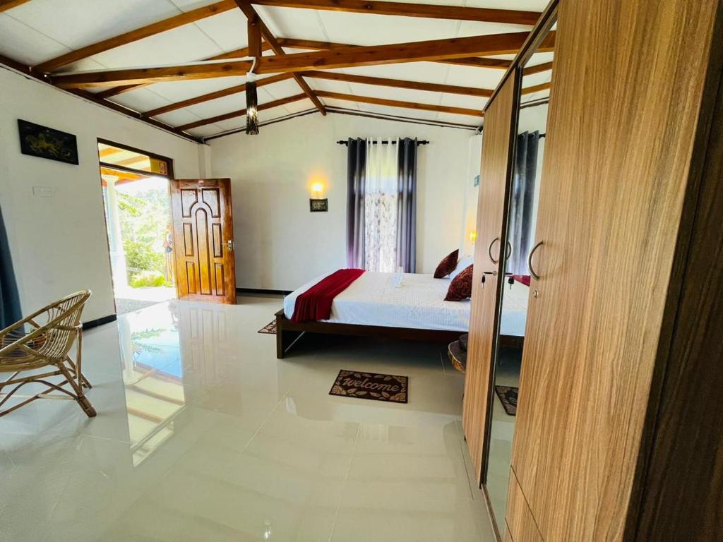 Giường trong phòng chung tại Ella Black Bridge View Cottage Sri Lanka