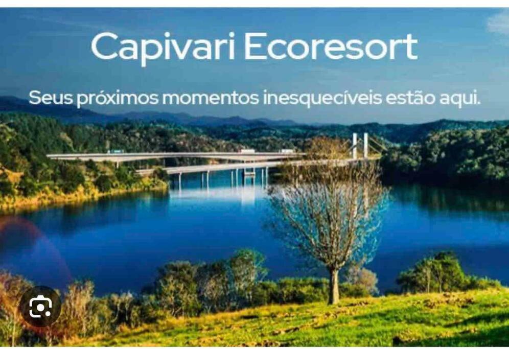 vistas a un lago con un puente y árboles en Apto Eco Resort Capivari - CTBA, en Campina Grande do Sul