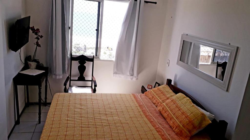 1 dormitorio con cama y ventana en Adelaide Suite, en Fortaleza