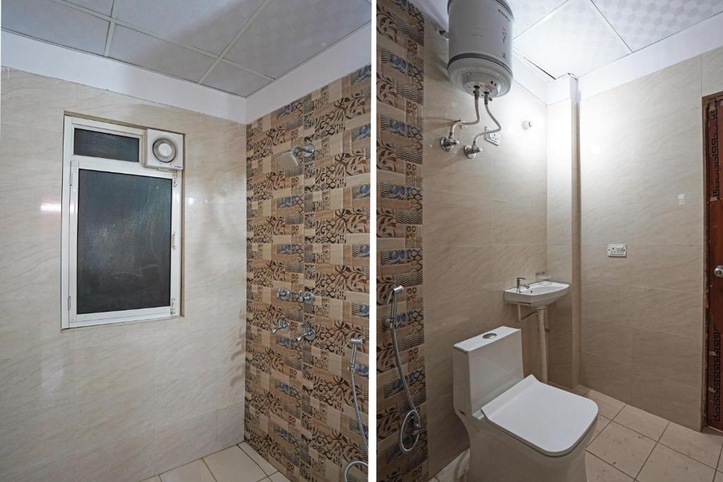 - deux photos d'une salle de bains avec toilettes et fenêtre dans l'établissement Super Collection O Hotel Noida Stays, à Indirapuram