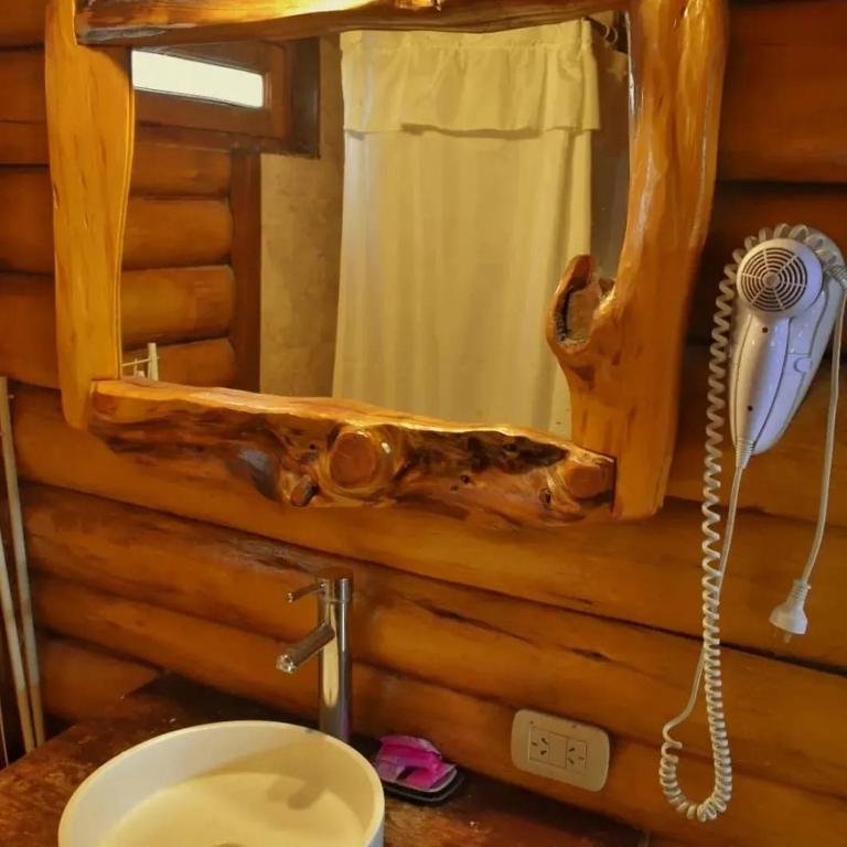ein Badezimmer mit einem WC in einem Blockhaus in der Unterkunft Cabañas El Mangrullo de Obligado in Vuelta de Obligado
