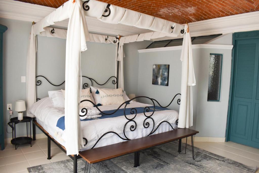 Postel nebo postele na pokoji v ubytování Mansion San Miguel