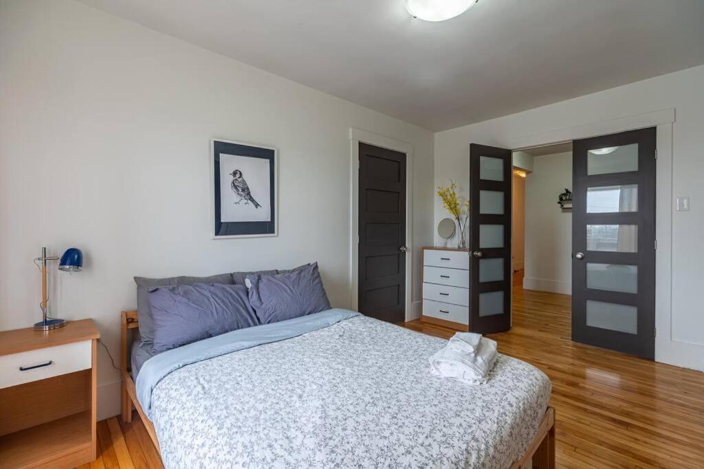 1 dormitorio con 1 cama y vestidor en Large & Sunny Beautiful Home #103, en Halifax
