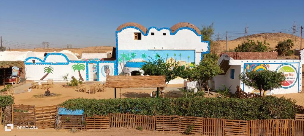 Ein Gebäude mit einem Gemälde darauf in der Wüste. in der Unterkunft Wesy Ka Guest House in Shellal