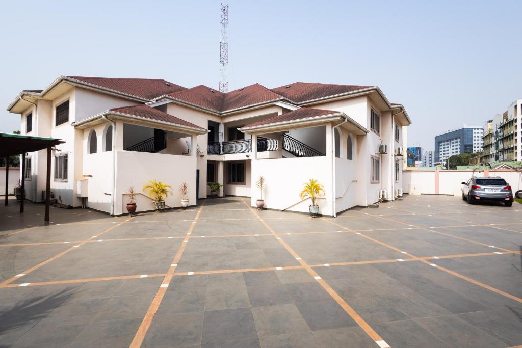 um parque de estacionamento em frente a um edifício em Stay Play Away Residences - 3 bed, Airport Residential, Accra em Accra