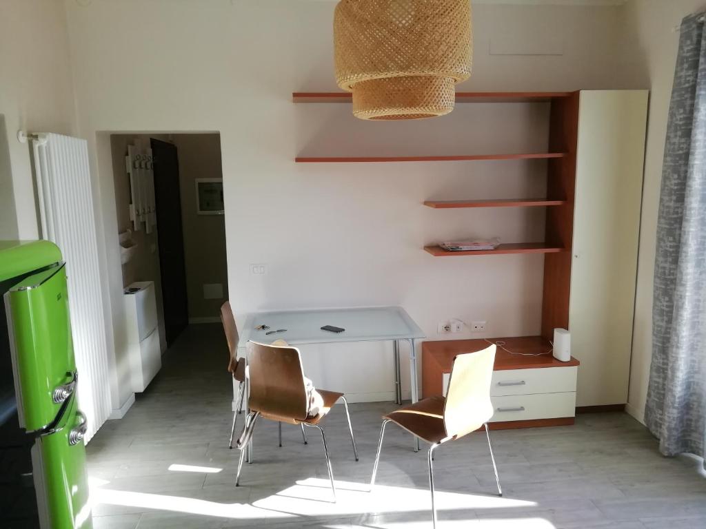 a room with a desk and chairs in a room at Delizioso trilocale Lodi città in Lodi