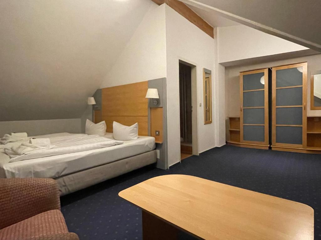 Postel nebo postele na pokoji v ubytování Hotel Zum Strand
